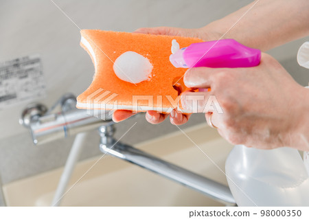 [Middle housewife cleaning the bath with foam faucet] 98000350