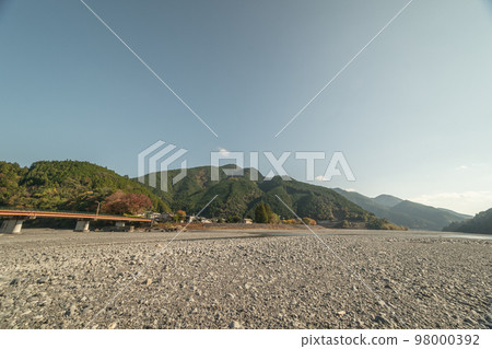 廣闊的河床、山脈和橋樑 98000392