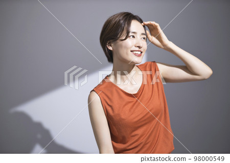 美容形象 UV 護理年輕女子 美容形象 UV 護理年輕女子 98000549