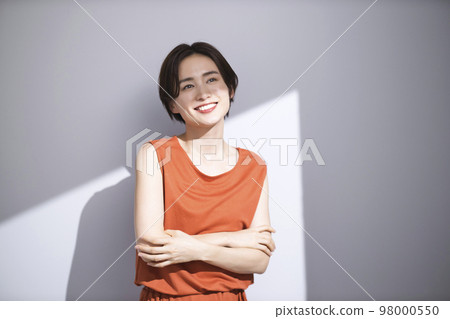 美容形象 UV 護理年輕女子 美容形象 UV 護理年輕女子 98000550