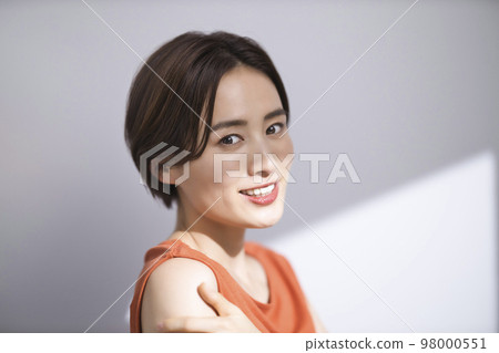 美容形象 UV 護理年輕女子 98000551