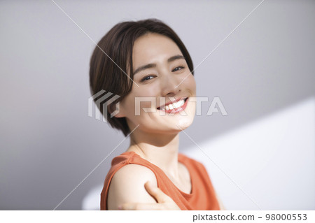 美容形象 UV 護理年輕女子 美容形象 UV 護理年輕女子 98000553
