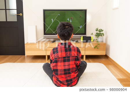 男孩在電視上看足球 98000904