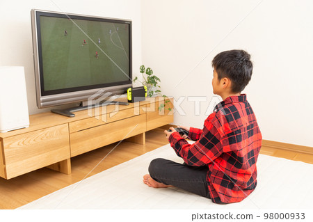 Kids playing video games Kids playing video games 98000933