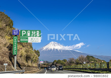 從富士川服務區附近的道路看冬季的東名高速公路富士山入口線 98001602
