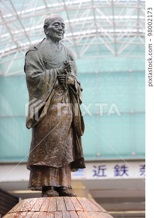 Arrive in Nara!・Gyoki Bosatsu ・In front of Kintetsu Nara Station [Nara City, Nara Prefecture] 98002173