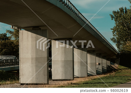 The bridge with concrete wide piles. 98002619