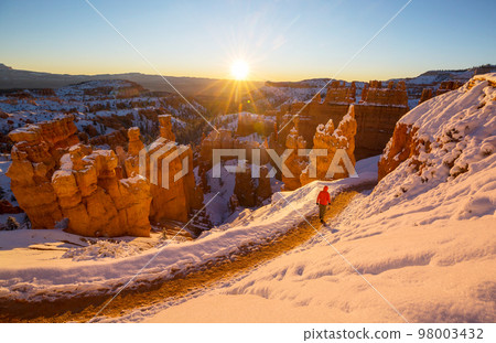 Hike in winter Bryce 98003432