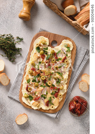 Butterboard with onion, garlic, sun-dried tomatoes and crispy baguette. 98004646