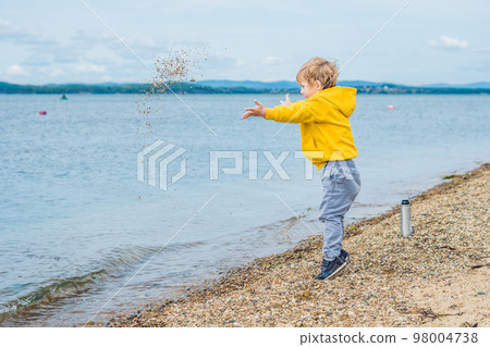 Young woman feeding an African Sacred ibis 98004738