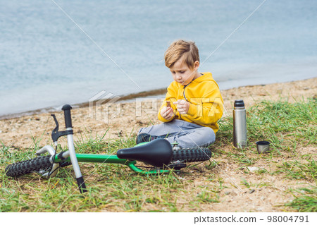Young woman feeding an African Sacred ibis 98004791