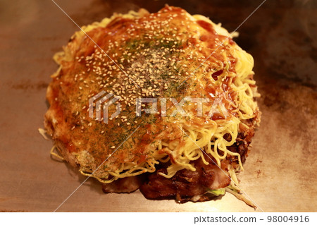 Hiroshima okonomiyaki on the iron plate (meatball soba) 98004916