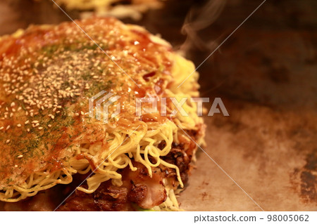 Hiroshima okonomiyaki on the iron plate (meatball soba) 98005062