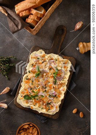 Butterboard with onion, garlic, sun-dried tomatoes and crispy baguette. 98006359