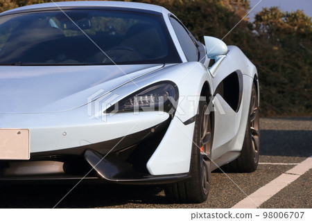 停車場中一輛跑車的圖像 98006707