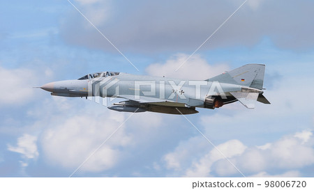 雲層之上的德國空軍 F-4F 鬼怪 II 98006720