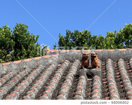 Red tile roof and shisa Red tile roof and shisa 98006802