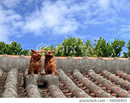 Red tile roof and shisa Red tile roof and shisa 98006803