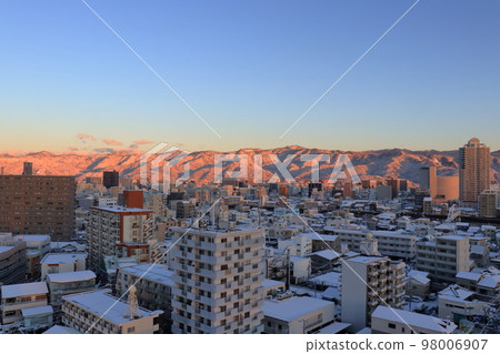 Mountain ranges in Kochi City dyed in the morning glow Snow scene (Kochi Prefecture 20221224) 98006907