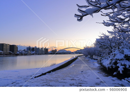 Snowy Kagami River Twilight Sky (Kochi Prefecture 20221224) 98006908