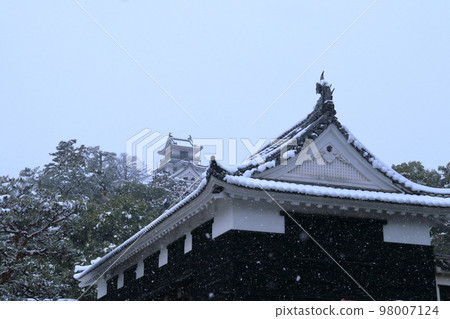 高知城積雪的大手門和天守（高知縣高知市） 98007124