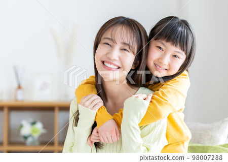 父母和孩子在客廳裡放鬆 98007288