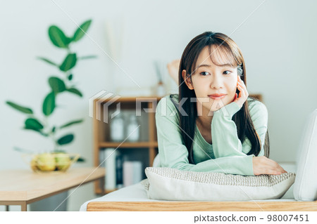 年輕女子在客廳放鬆 98007451