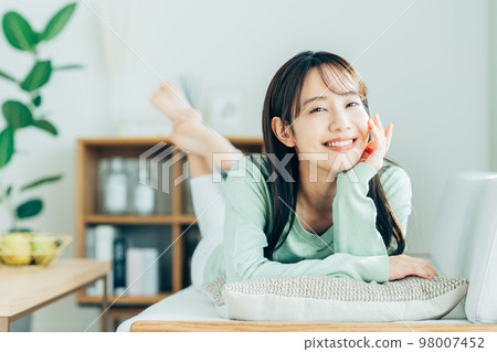 年輕女子在客廳放鬆 98007452