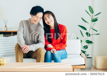 放鬆在客廳的年輕夫婦 98007629
