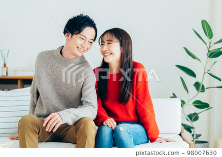 Young couple relaxing in the living room 98007630