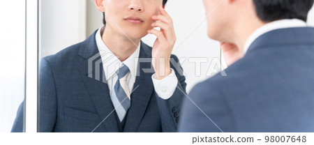 照鏡子檢查皮膚的商人（護膚、眼睛） 98007648