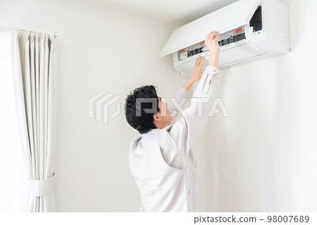 修理工檢查壞了的空調 98007689