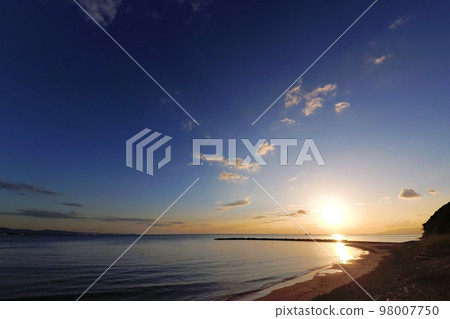 Refreshing winter evening sky and seaside scenery, super wide angle, mainly sky, 221105pm 98007750
