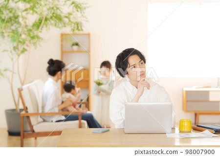 family relaxing at home family relaxing at home 98007900