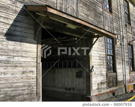 陸上自衛隊姬路警備隊遺留下來的舊陸軍木造建築入口（2012年警備節時拍攝） 98007938