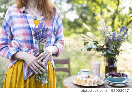 girl holding a bouquet of lavender girl holding a bouquet of lavender 98008037