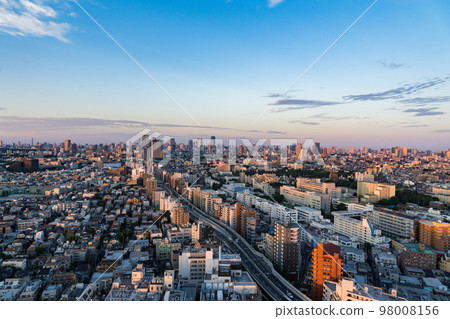 Tokyo cityscape in the evening 98008156