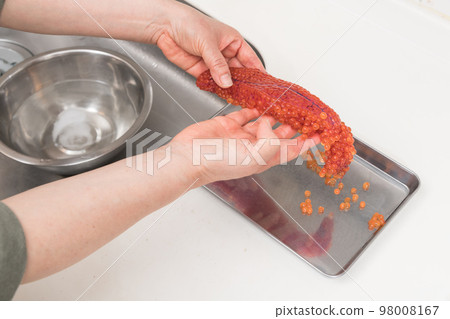 [Make salmon roe pickled in soy sauce from raw salmon roe] 98008167