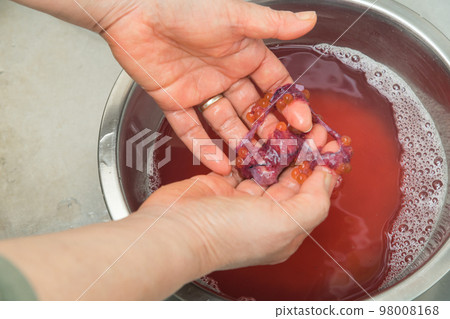 [To make salmon roe marinated in soy sauce, put raw salmon roe in lukewarm water with salt] 98008168