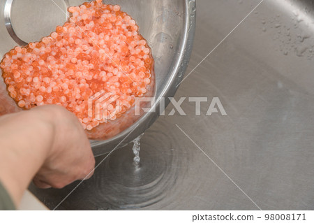 [Rinse the loosened raw salmon roe to make salmon roe marinated in soy sauce] 98008171