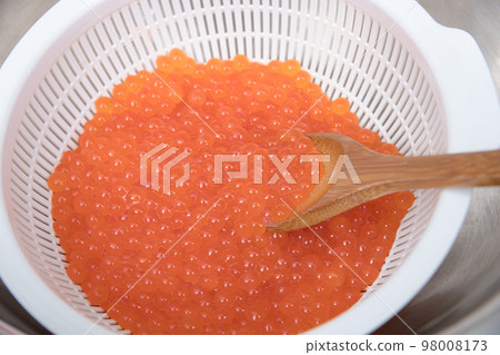 [用醬油醃製鮭魚子，將清酒倒在洗淨的生鮭魚子上] 98008173