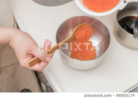 [將浸泡在清酒中的生鮭魚子轉移到碗中，製成醬油醃製鮭魚子] 98008174