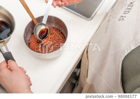 [將洗淨的三文魚子浸泡在醬汁中] 98008177