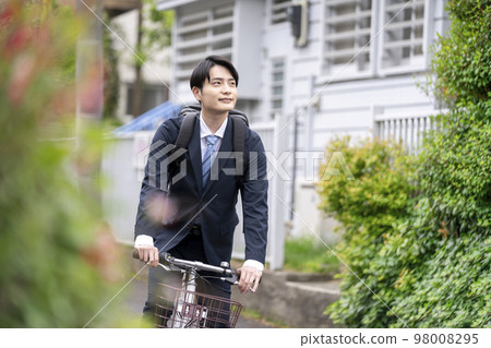 穿著西裝騎自行車的年輕人 98008295