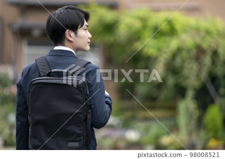一個背著背包的年輕人簡介 98008521