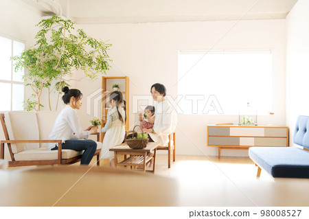 一家人在家放鬆 98008527