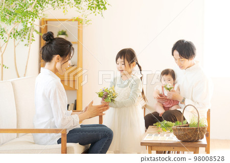 一家人在家放鬆 一家人在家放鬆 98008528