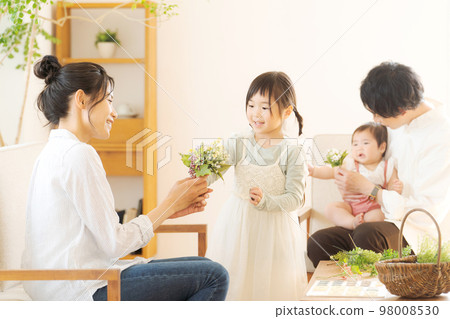 一家人在家放鬆 98008530