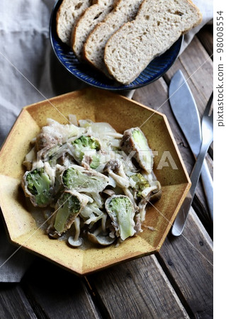 Broccoli wrapped in meat and creamed with natural yeast rye bread Broccoli wrapped in meat and creamed with natural yeast rye bread 98008554