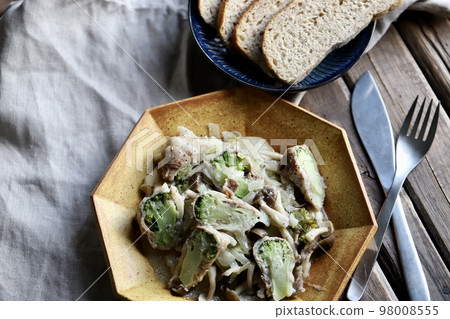 Broccoli wrapped in meat and creamed with natural yeast rye bread 98008555